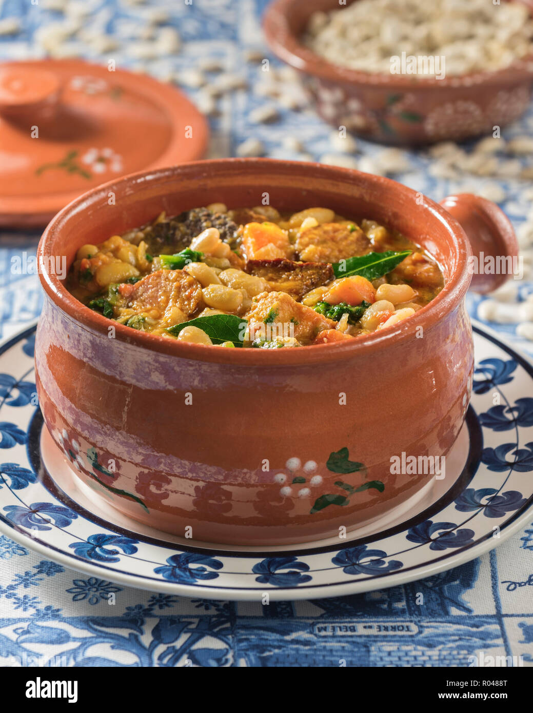 Feijoada, Portuguesa. Ragoût de porc et de haricots. Le Portugal l'alimentation Banque D'Images