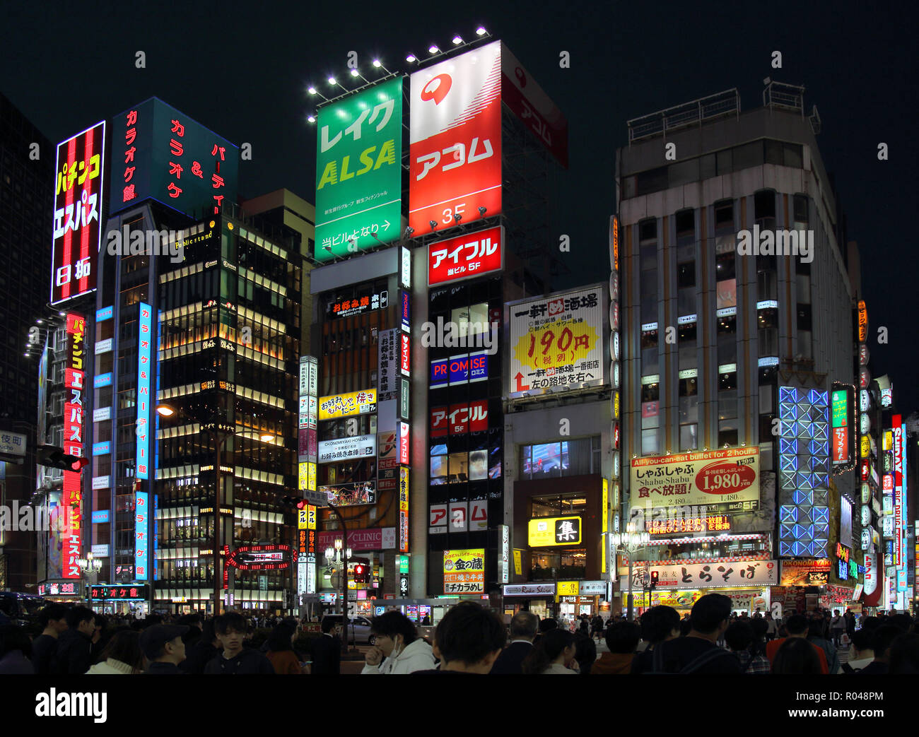 Les panneaux publicitaires lumineux et des scènes de rue dans le quartier de Shinjuku de Tokyo Japon Banque D'Images