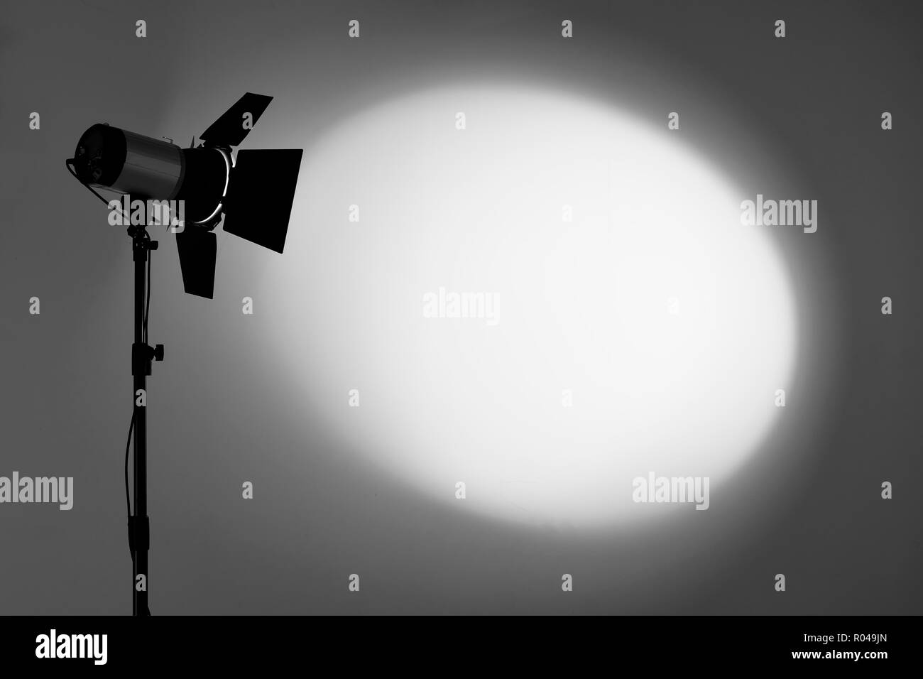 Ray de scenic spot light sur fond sombre, l'étape de l'équipement d'éclairage Banque D'Images