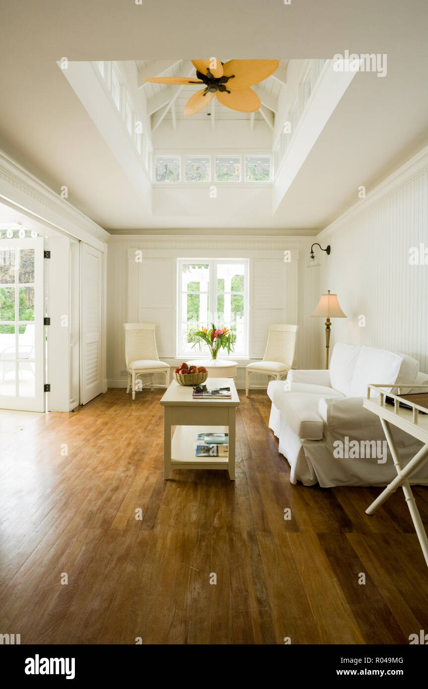 White Salon avec ventilateur de plafond Banque D'Images
