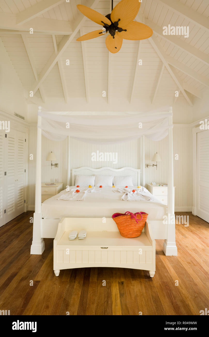 Chambre avec lit à baldaquin et d'un ventilateur de plafond Banque D'Images