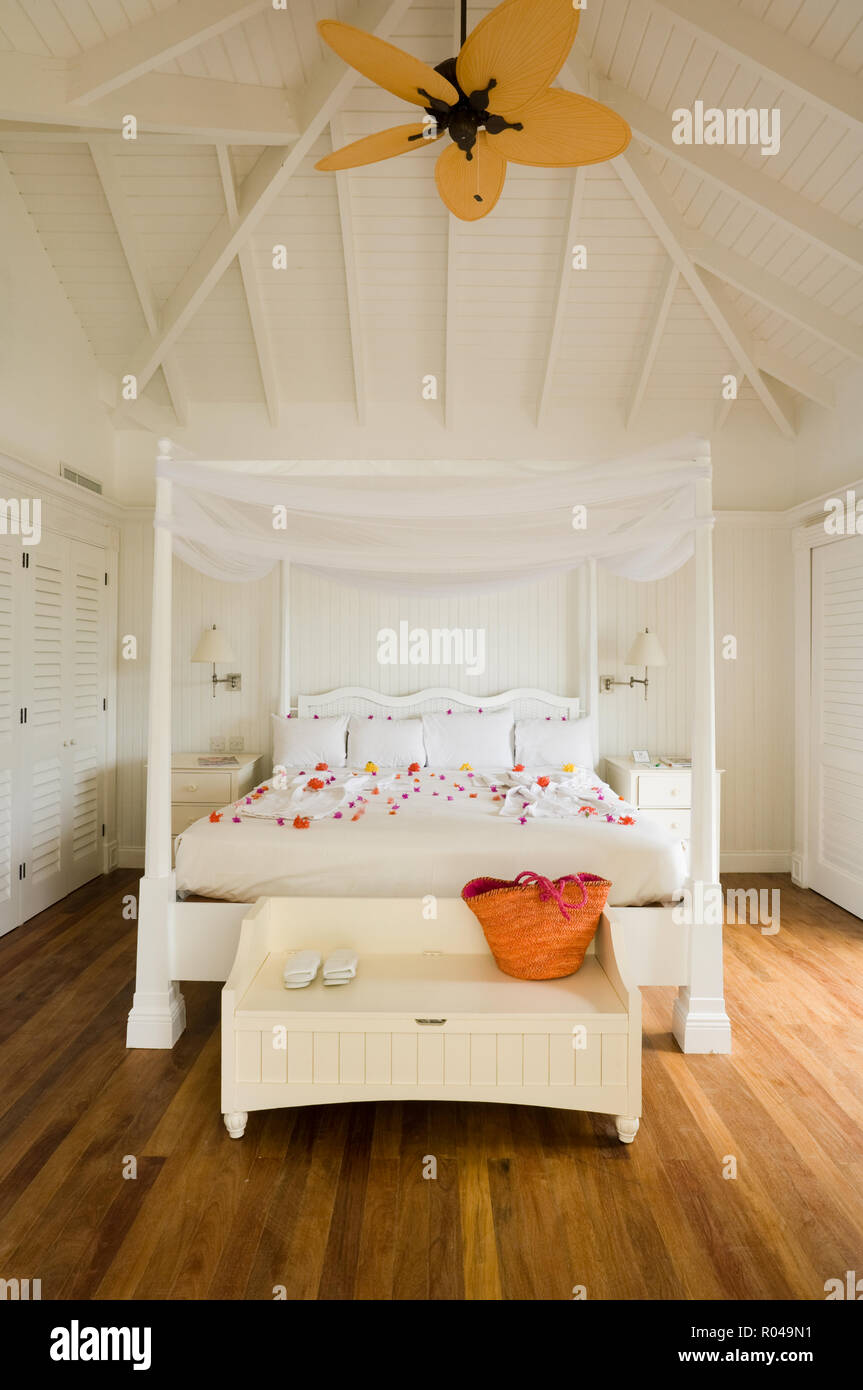 Chambre avec lit à baldaquin et d'un ventilateur de plafond Banque D'Images