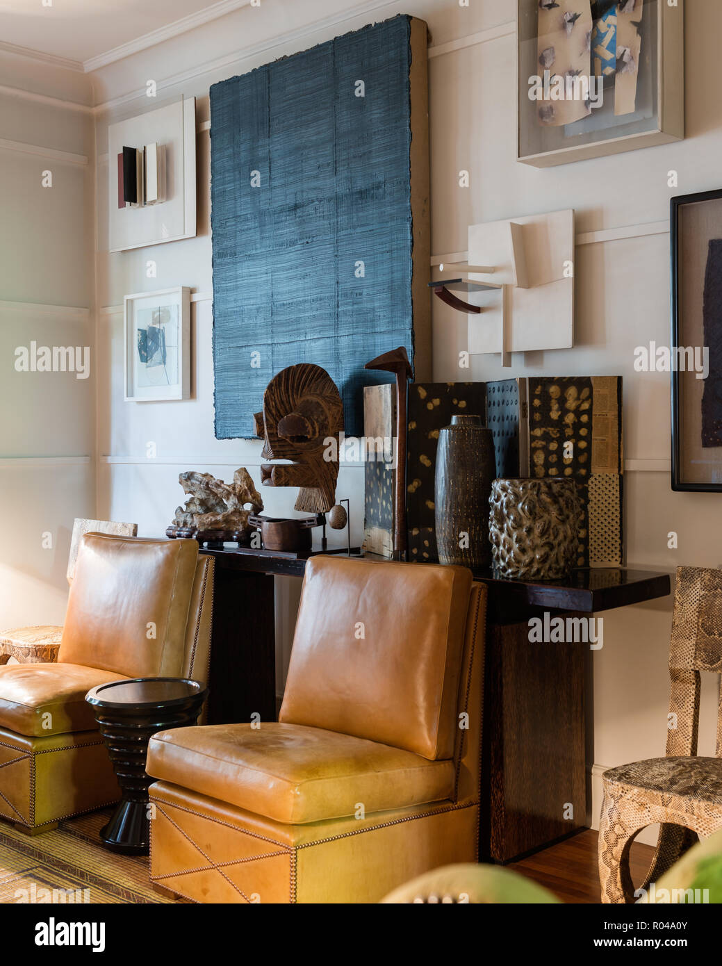 Eclectic salon avec fauteuils en cuir Banque D'Images