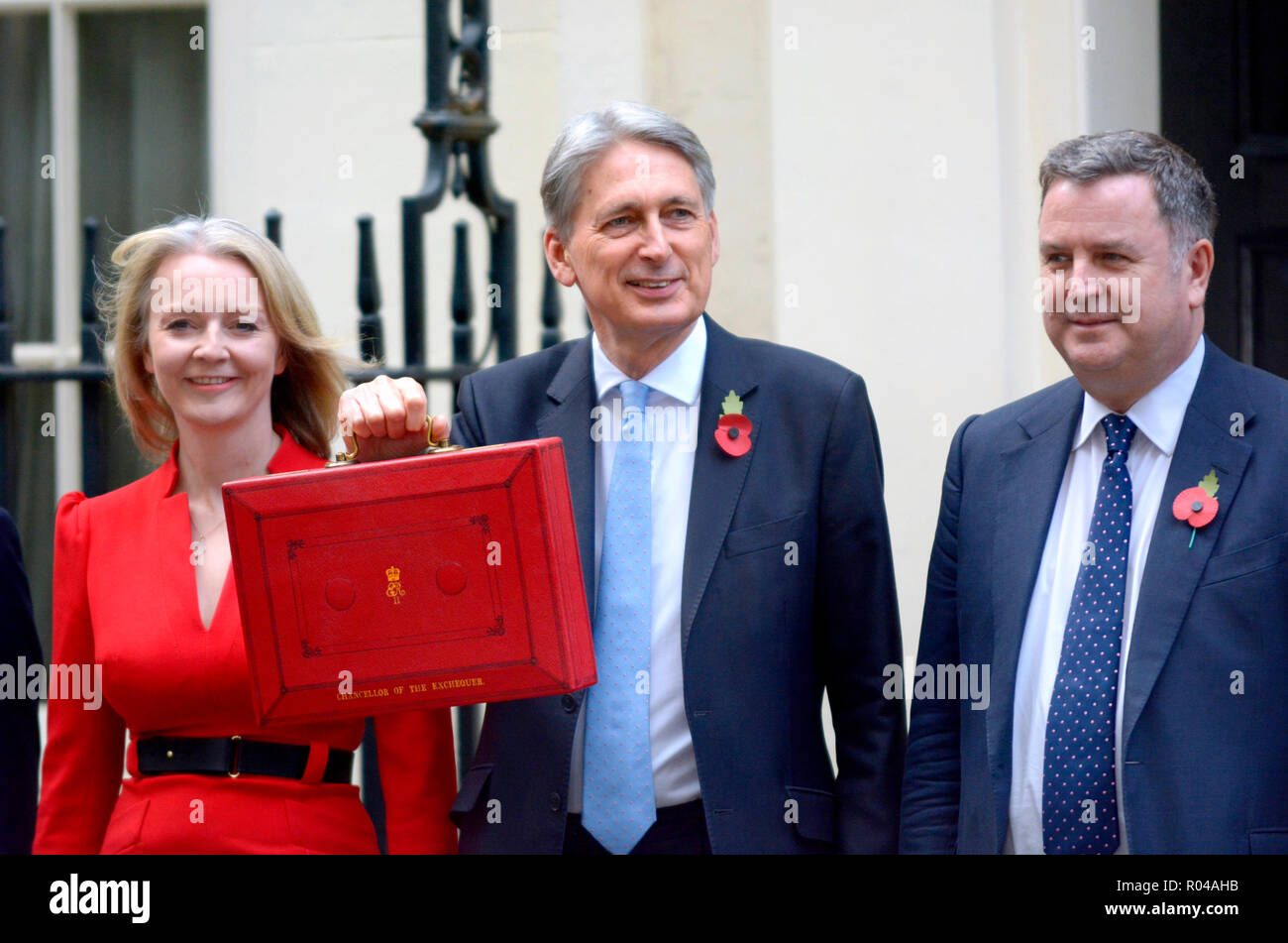 Philip Hammond MP, Chancelier de l'Échiquier, avec Liz Truss, député, et Mel Stride MP, quitter Downing street avant de livrer son budget, le 29 octobe Banque D'Images
