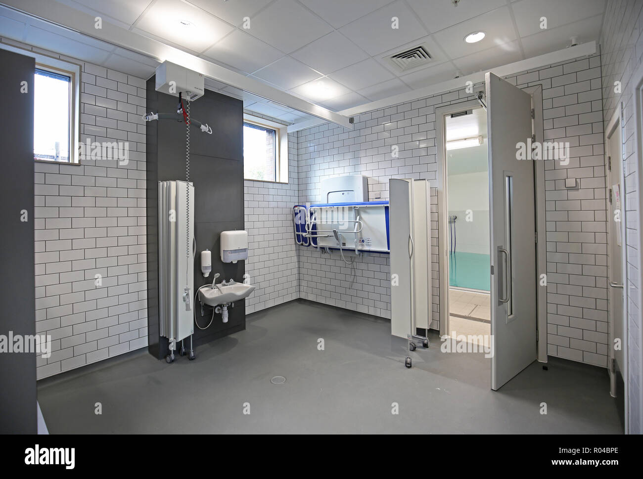 Toilettes, Salle de lavage et d'hygiène dans une toute nouvelle école spéciale pour les enfants ayant de graves difficultés d'apprentissage, Southwark, London, UK Banque D'Images