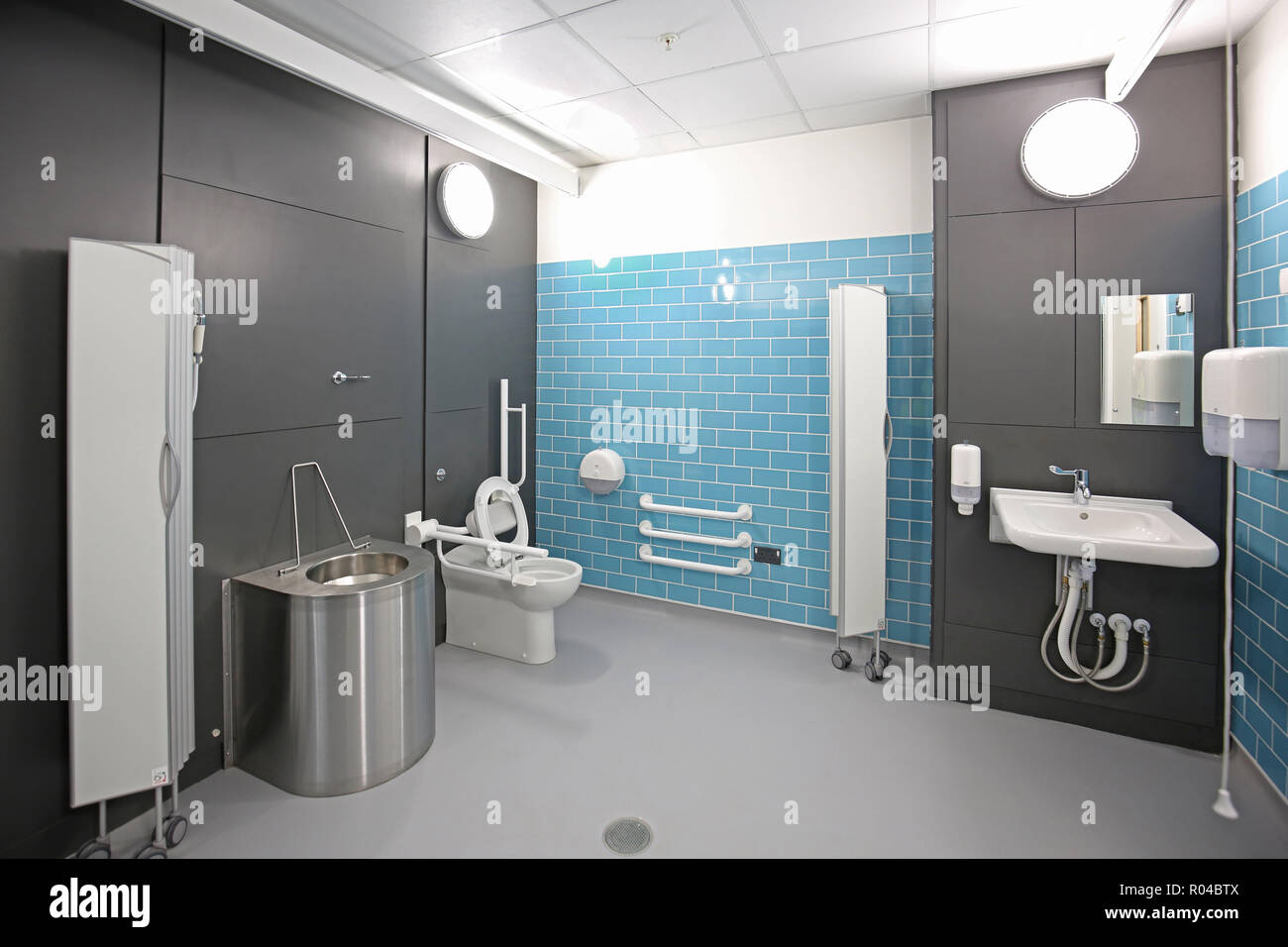 Toilettes, Salle de lavage et d'hygiène dans une toute nouvelle école spéciale pour les enfants ayant de graves difficultés d'apprentissage, Southwark, London, UK Banque D'Images