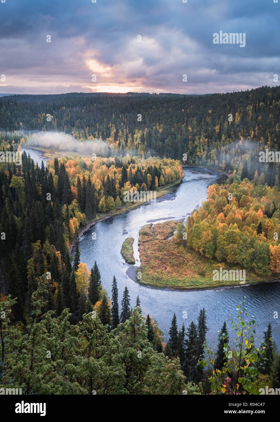 Pittoresque rivière paysage avec des couleurs d'automne au bois matin d'automne dans le parc national, la Finlande Banque D'Images