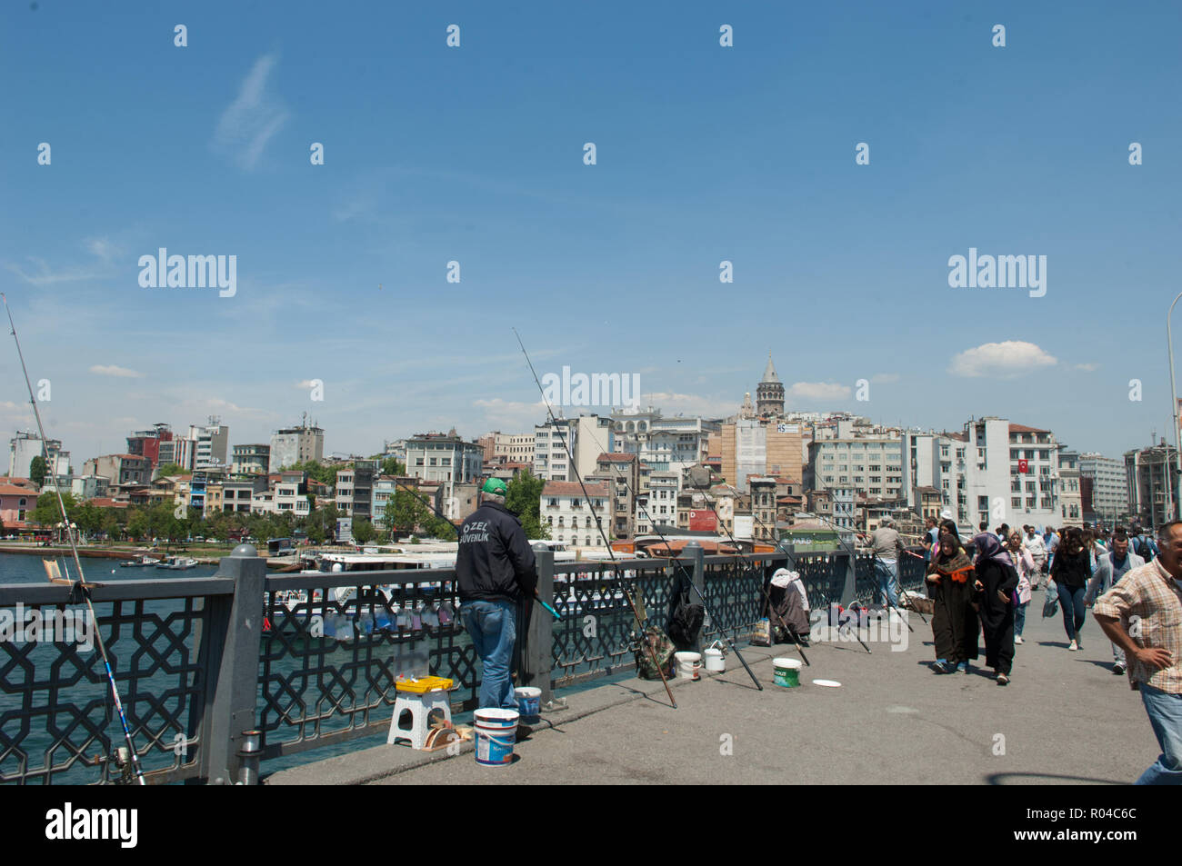 Les hommes de pêche pont de Galata, Istanbul Banque D'Images