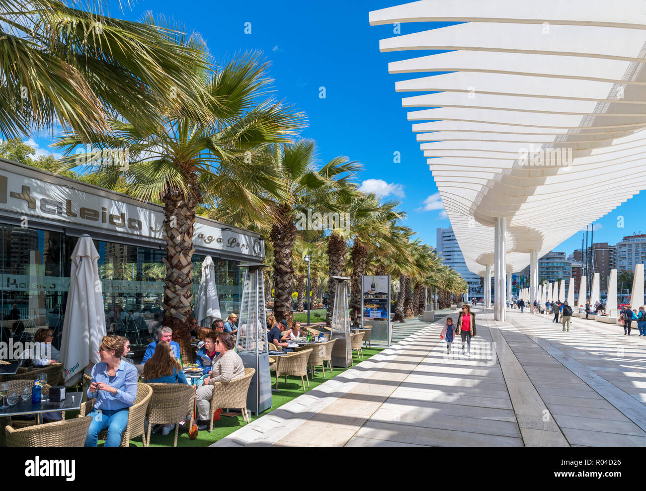 Malaga, Espagne. Restaurant sur le Paseo del muelle Uno dans la zone portuaire, Malaga, Costa del Sol, Andalousie, Espagne Banque D'Images