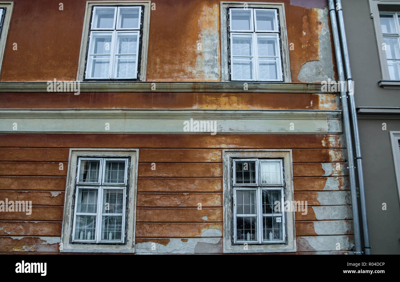 De couleur rouge-brun vieux mur de briques avec des fenêtres blanches châssis au château de Buda, à Budapest, Hongrie. Banque D'Images