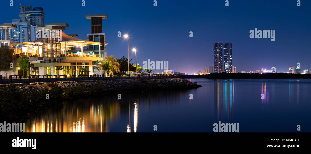 Ras Al Khaimah, Émirats arabes unis - 30 octobre 2018 : vue panoramique sur Dubaï Creek Vue de nuit avec de l'eau calme le soir, le cœur de no Banque D'Images