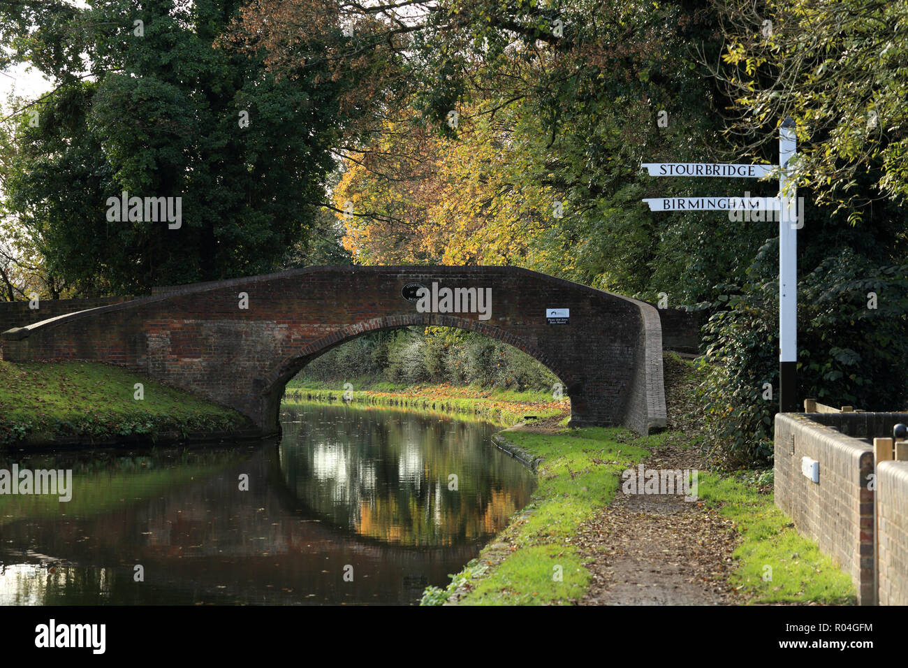 Le bassin du canal où le canal Stourbridge rejoint le Staffordshire Worcestershire et canal à Stourton, Staffordshire, Royaume-Uni. Banque D'Images