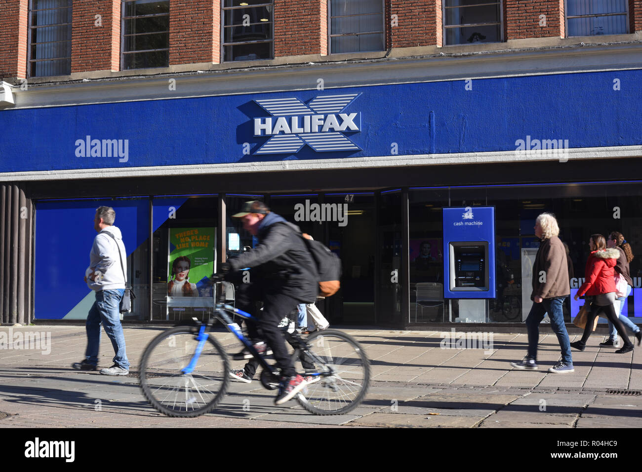 Direction générale de la banque halifax shoppers passant à york yorkshire royaume uni Banque D'Images