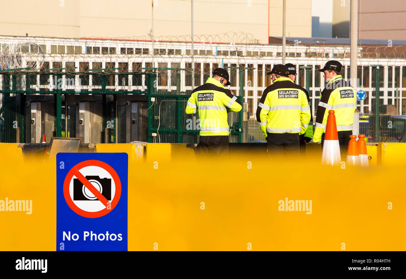 Les gardes de sécurité à une des entrées à la centrale nucléaire de Sellafield près de Seascale dans West Cumbria, UK, avec des barrières de sécurité dans les Banque D'Images