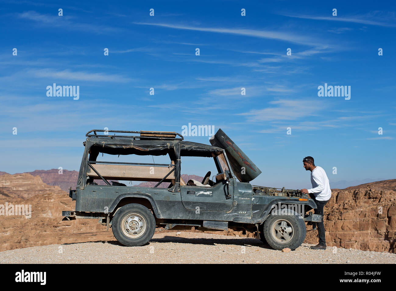 Homme essayant de réparer son camion dans la région de Canyon coloré. Nuweiba. L'Égypte Banque D'Images