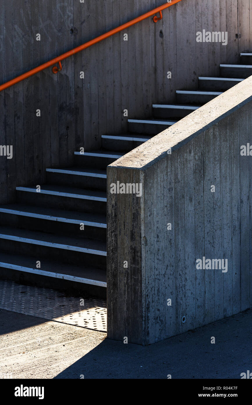 Escaliers en béton et poignée orange bar. Motif urbain. La photographie de rue. Banque D'Images