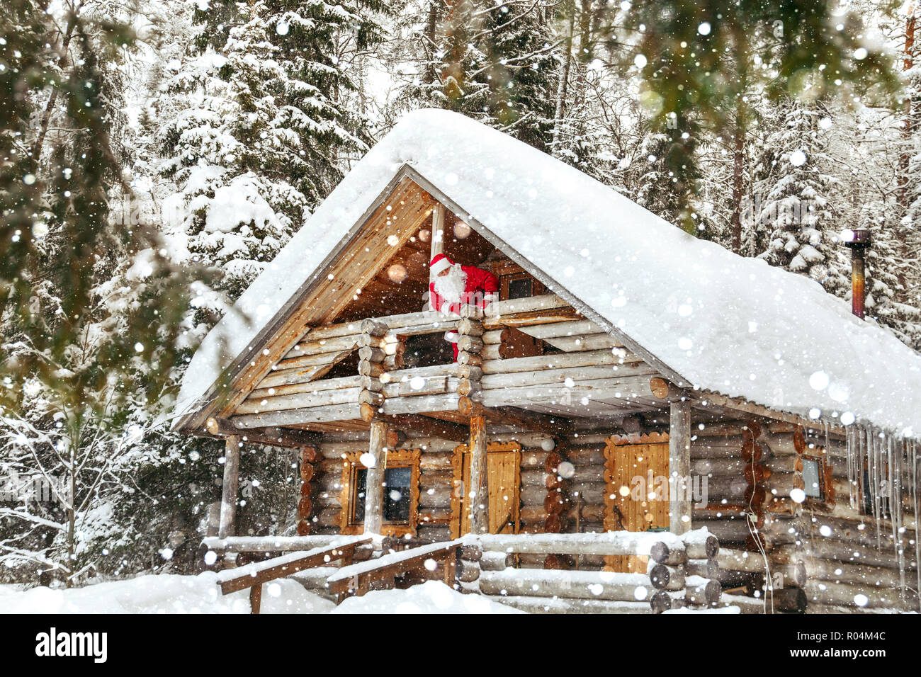 Accueil du Père Noël au pôle Nord. Vrai Père Noël sur le balcon de sa maison. Banque D'Images