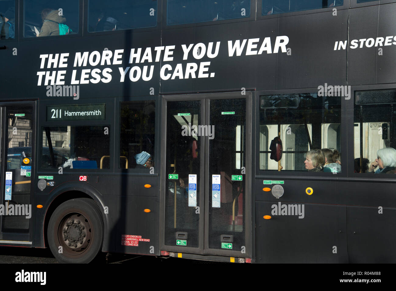 La place du Parlement. Un bus a une publicité pour dire "Diesel le plus de haine que vous portez moins vous'. Banque D'Images