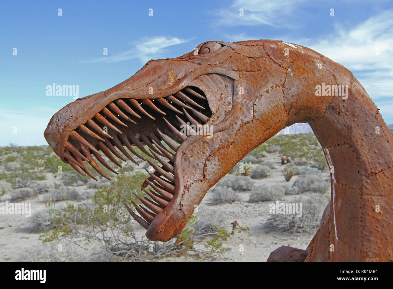 Metal sculpture de tête de dinosaure raptor avec plusieurs dents Banque D'Images