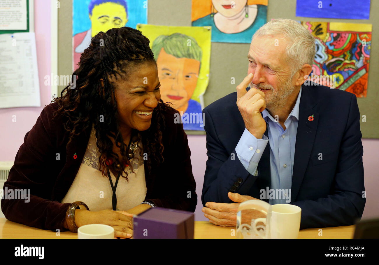 Parle à Jeremy Corbyn Yewande Kannike, Président d'une fiducie pour le développement communautaire, une entreprise sociale qui aide les chômeurs de longue durée au travail à Tilbury, Essex, au cours de sa visite à deux sièges qui ont voté massivement pour laisser dans l'Union européenne référendum. Banque D'Images