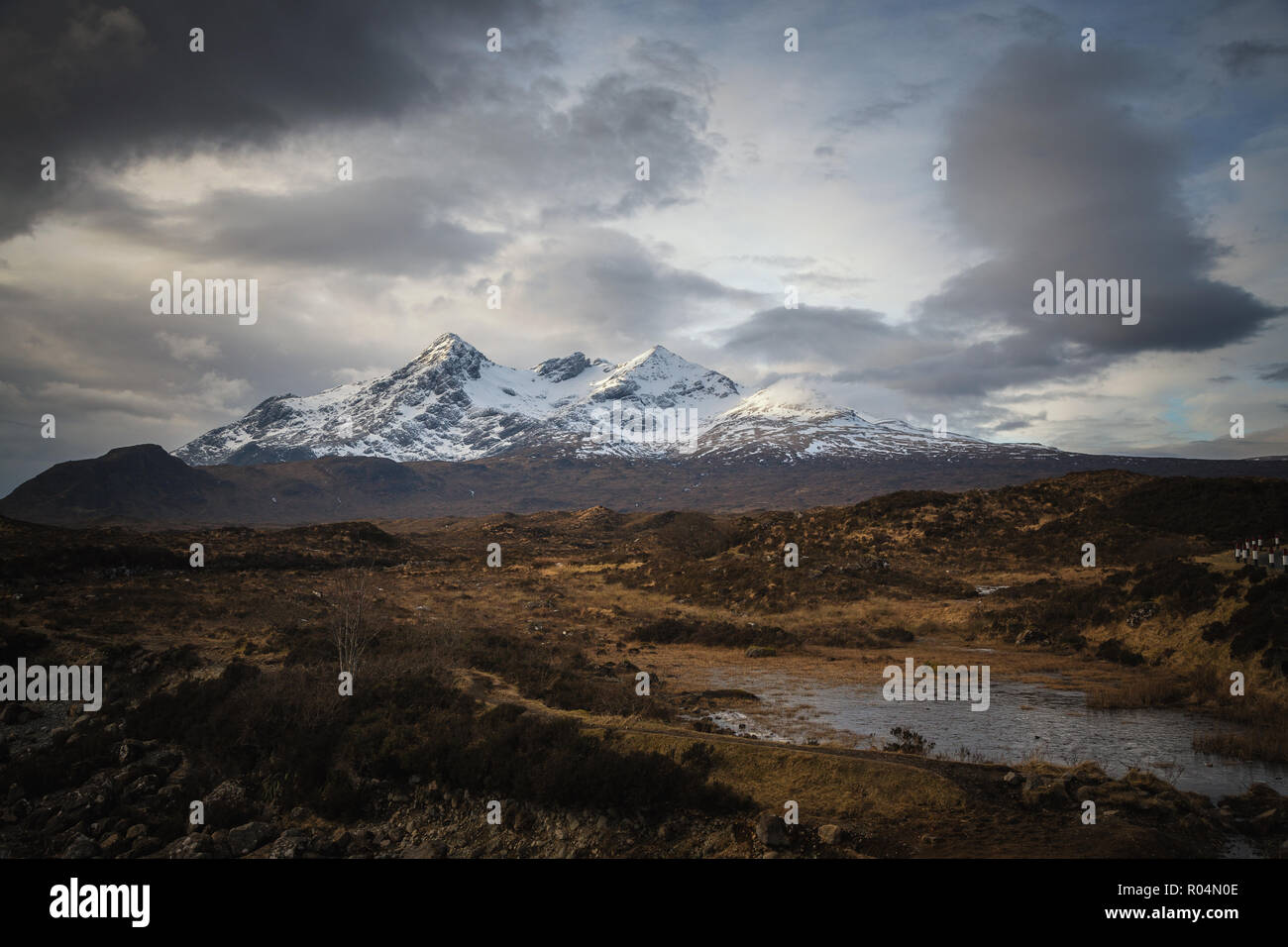 Vue éloignée sur les montagnes Cuillin Hills, Sligachan, île de Skye, Highlands. Banque D'Images