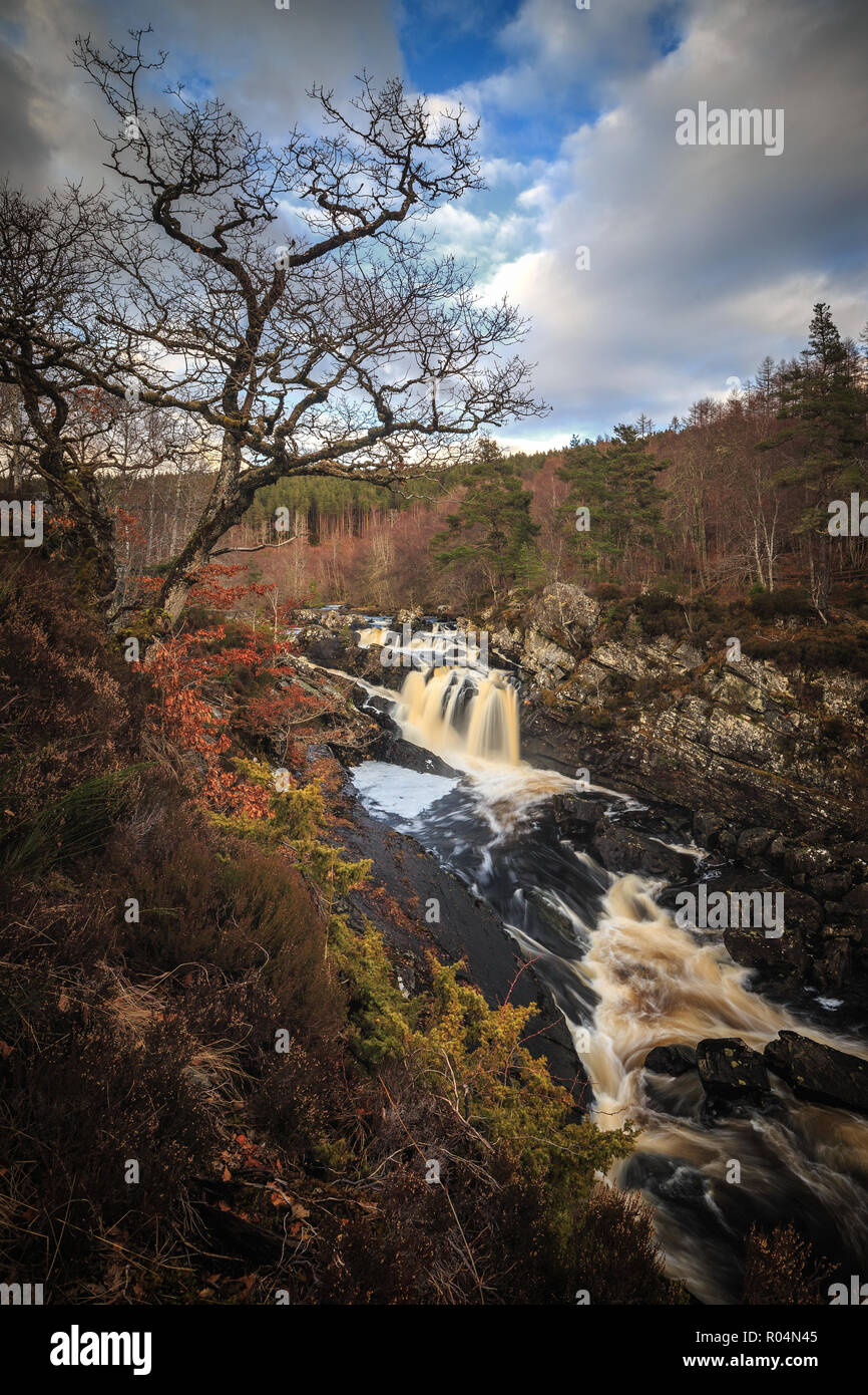 Rivière d'eau noire dans les Highlands écossais - le domaine de Rogie tombe près de Tarvie. Banque D'Images