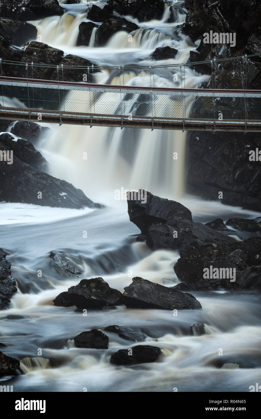Rivière d'eau noire dans les Highlands écossais - le domaine de Rogie tombe près de Tarvie. Banque D'Images
