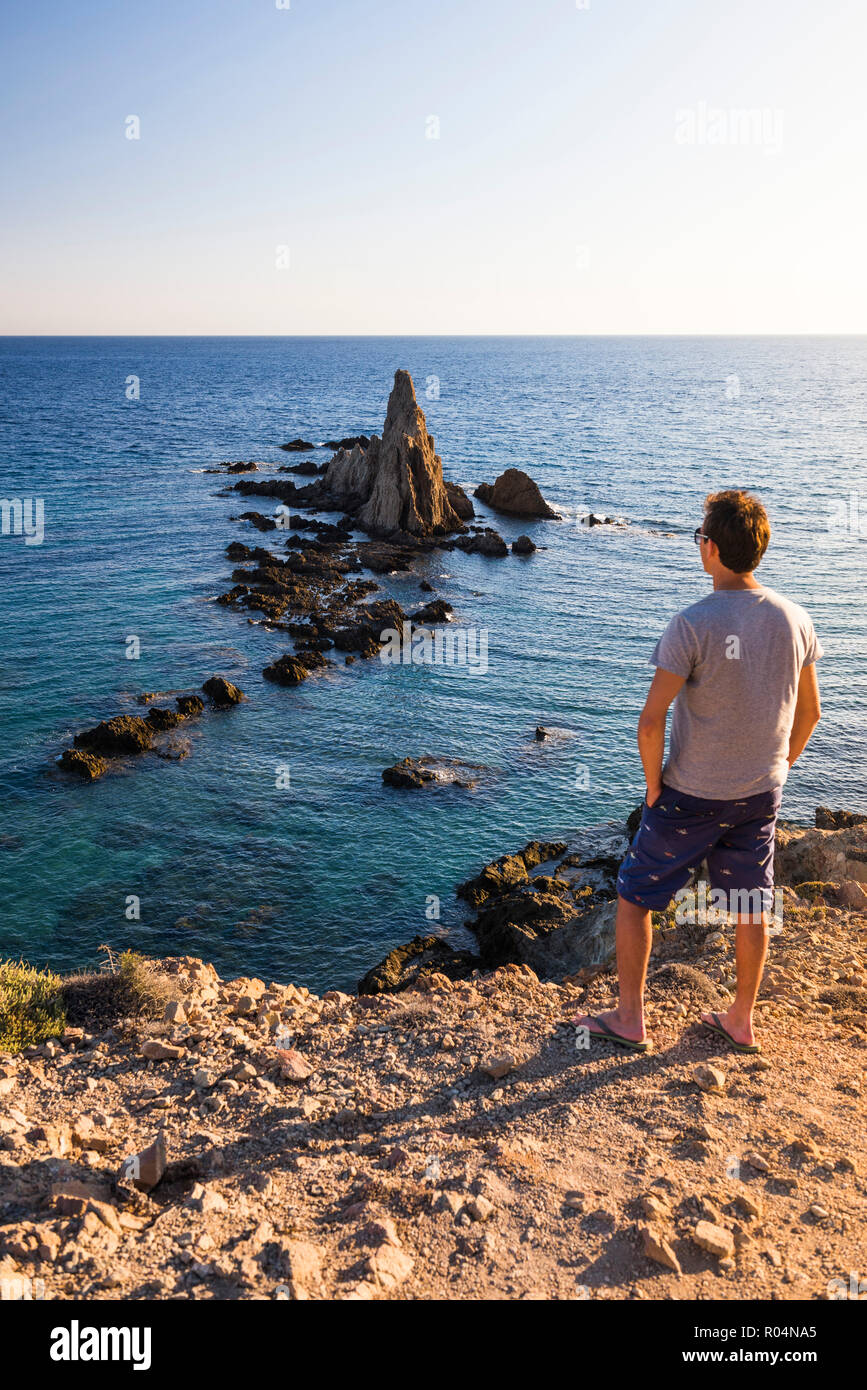 Arrecife de Las Sirenas éperon rocheux au coucher du soleil, le parc naturel de Cabo de Gata-Nijar, Almeria, Andalousie, Espagne, Europe Banque D'Images