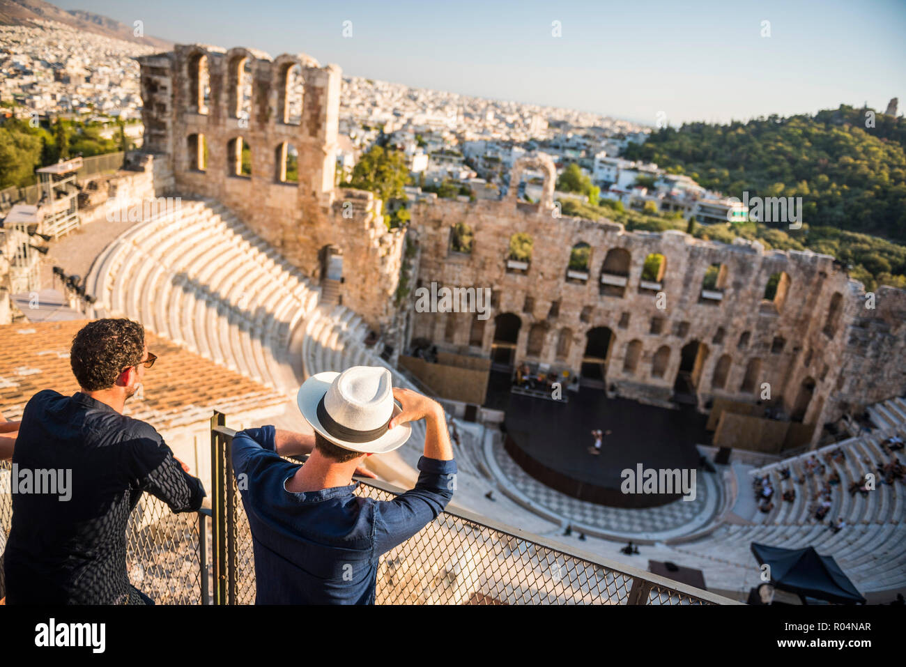 Les touristes à l'odéon d'Hérode Atticus, le théâtre, par l'Acropole, site du patrimoine mondial de l'UNESCO, Athènes, Attique, Grèce, Europe Banque D'Images