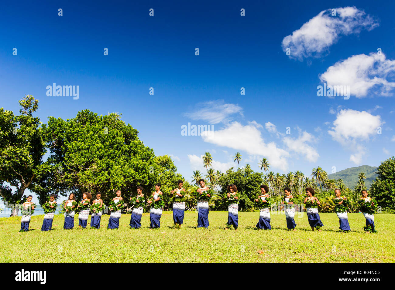 Les enfants du canton de Waitabu effectuer la danse traditionnelle sur l'île de Taveuni, République de Fidji, Îles du Pacifique Sud, du Pacifique Banque D'Images