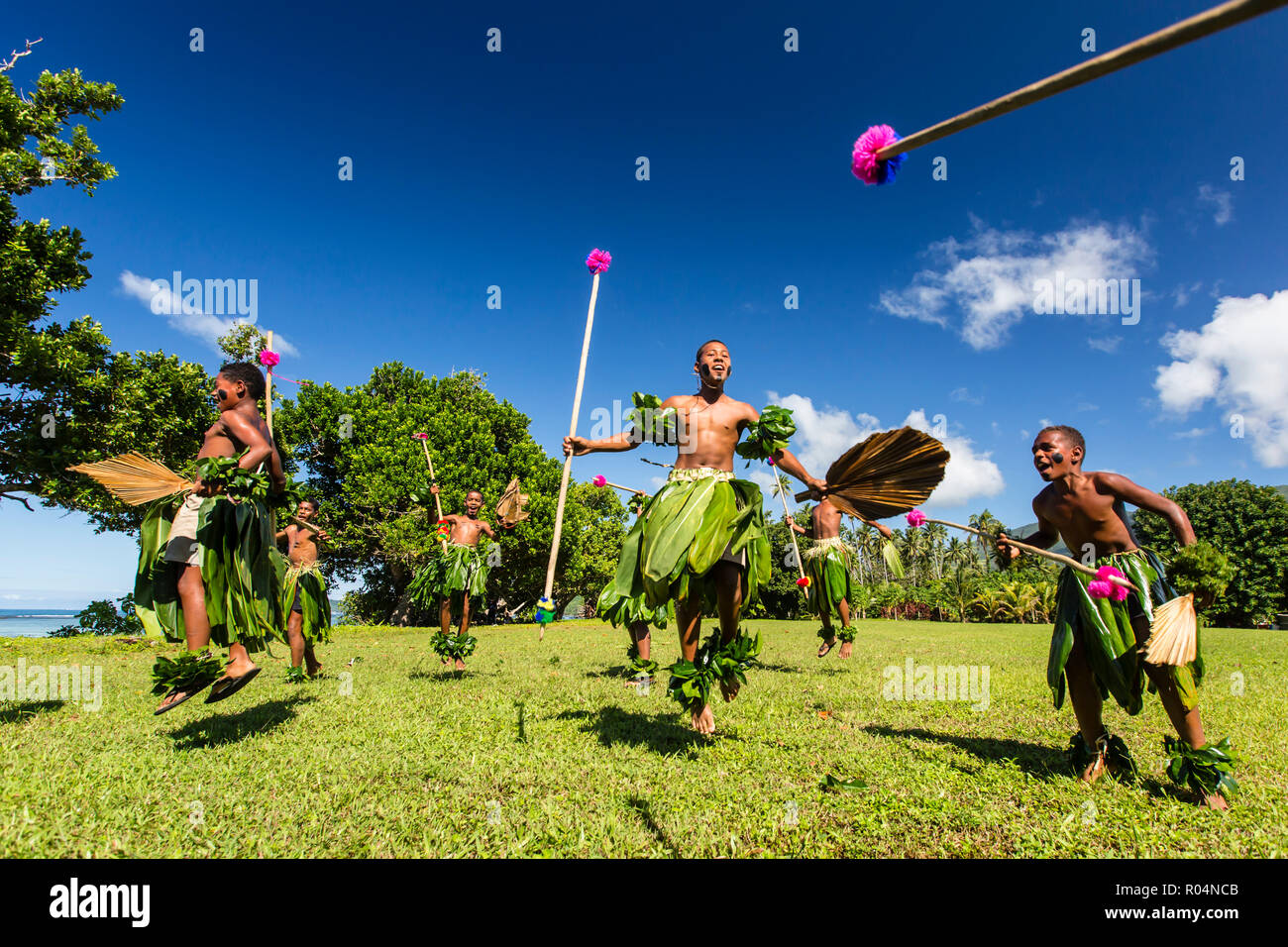 Les enfants du canton de Waitabu effectuer la danse traditionnelle sur l'île de Taveuni, République de Fidji, Îles du Pacifique Sud, du Pacifique Banque D'Images