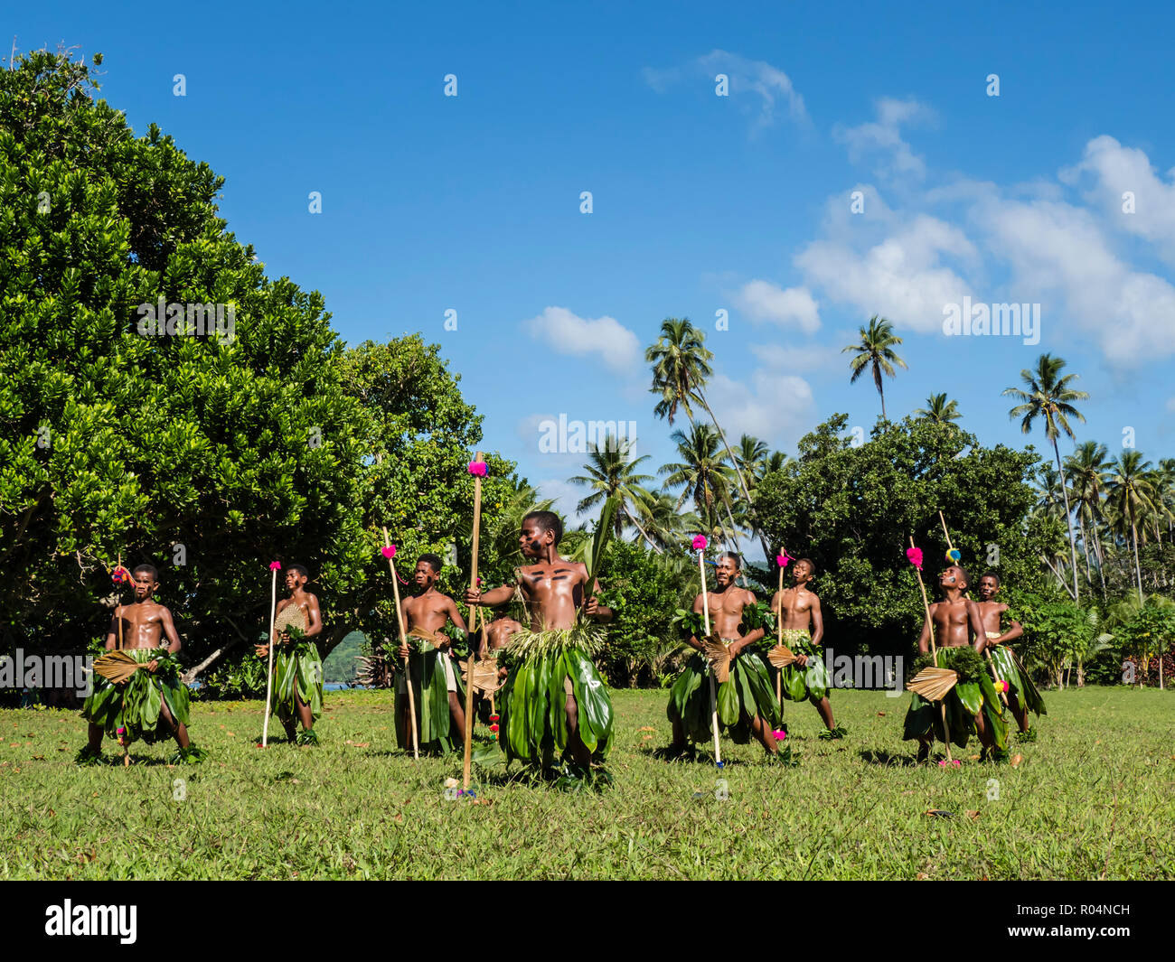 Les enfants du canton de Waitabu effectuer la danse traditionnelle sur l'île de Taveuni, République de Fidji, Îles du Pacifique Sud, du Pacifique Banque D'Images