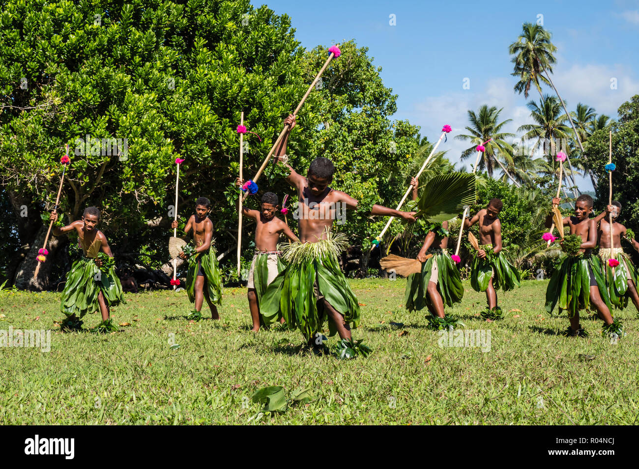 Les enfants du canton de Waitabu effectuer la danse traditionnelle sur l'île de Taveuni, République de Fidji, Îles du Pacifique Sud, du Pacifique Banque D'Images