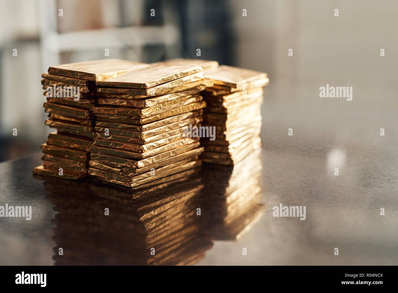 Des piles de des barres de chocolat en or aluminium Banque D'Images
