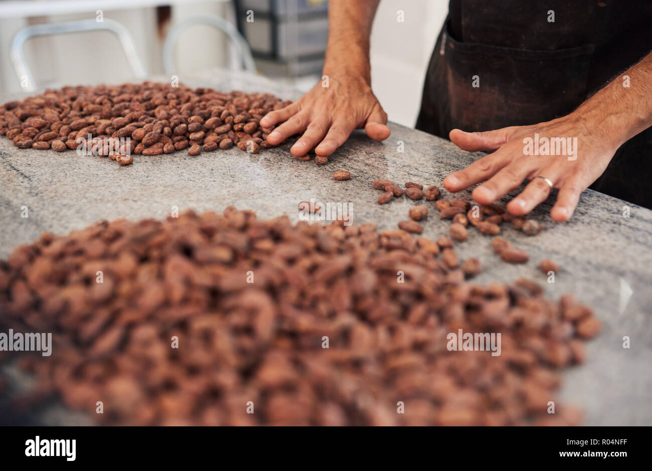 Fabrique de chocolat fèves de cacao tri manuel travailleur Banque D'Images