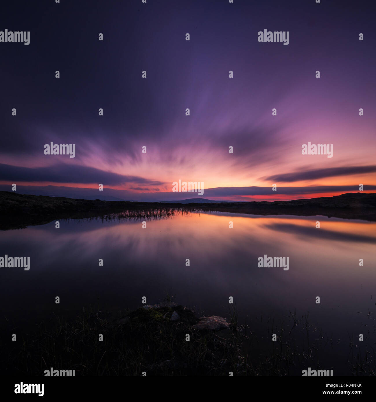 Une longue exposition sur ciel nocturne et les paysages de la zone d'Nordgruvefeltet au milieu de la Norvège. Banque D'Images