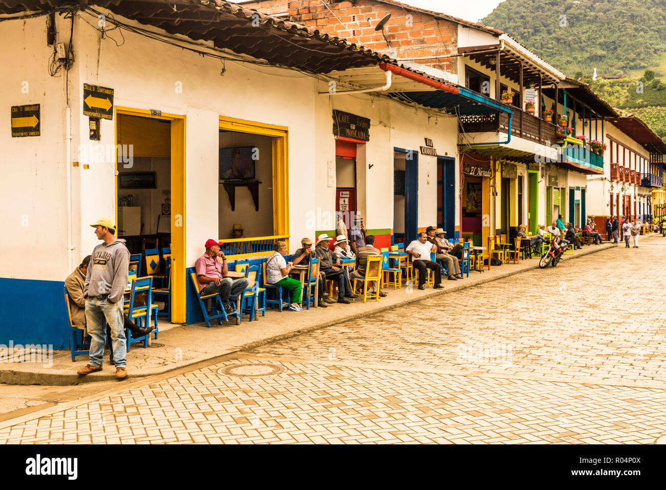 La population locale à socialiser sur la place principale, avec ses conserves, colorée, bâtiments coloniaux, Jardin, Colombie, Amérique du Sud Banque D'Images