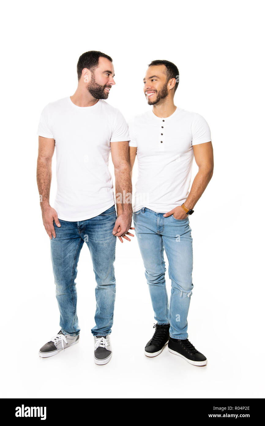 Les jeunes homosexuels couple gay s'aiment les uns les autres sur un fond blanc. Banque D'Images