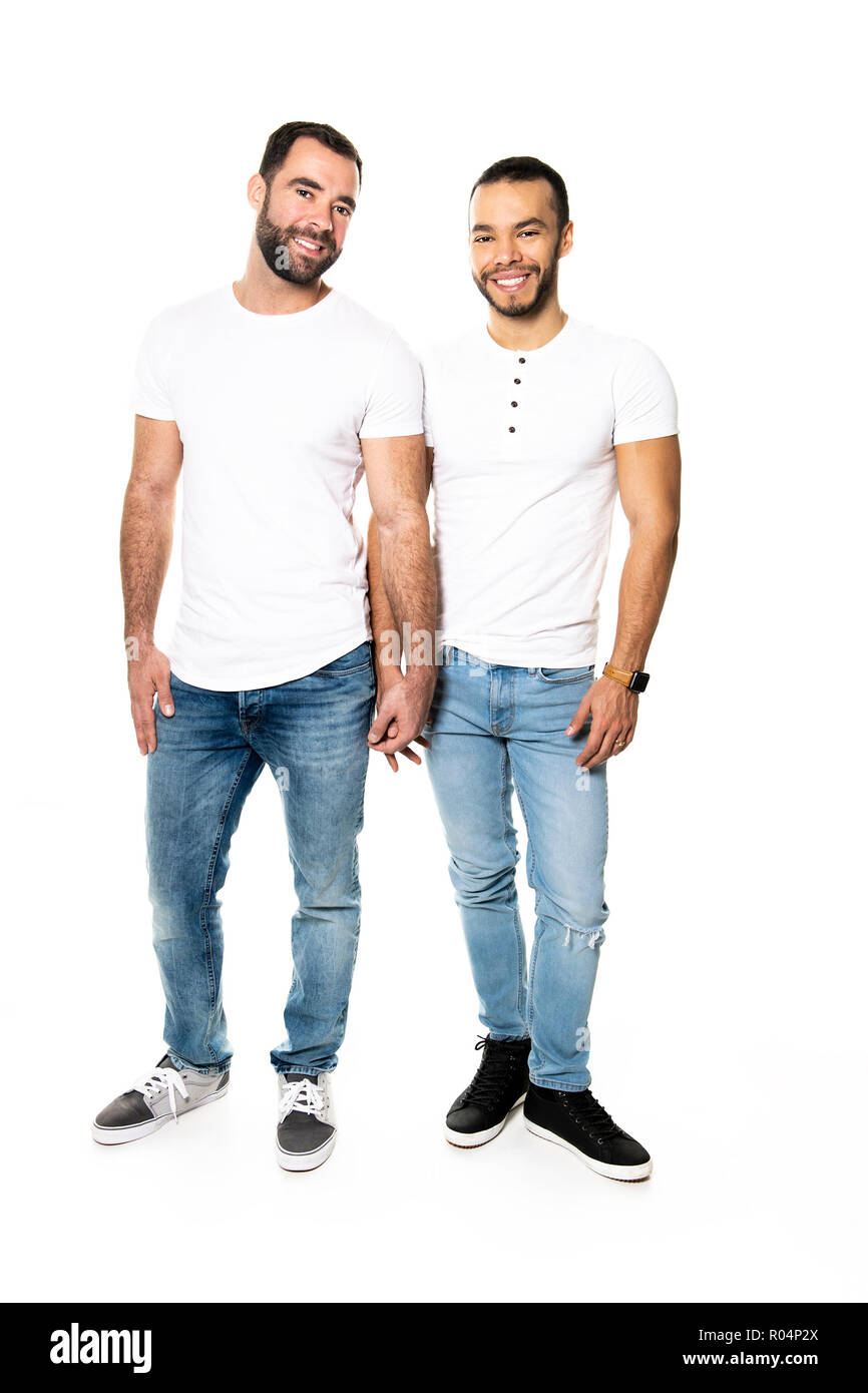 Les jeunes homosexuels couple gay s'aiment les uns les autres sur un fond blanc. Banque D'Images