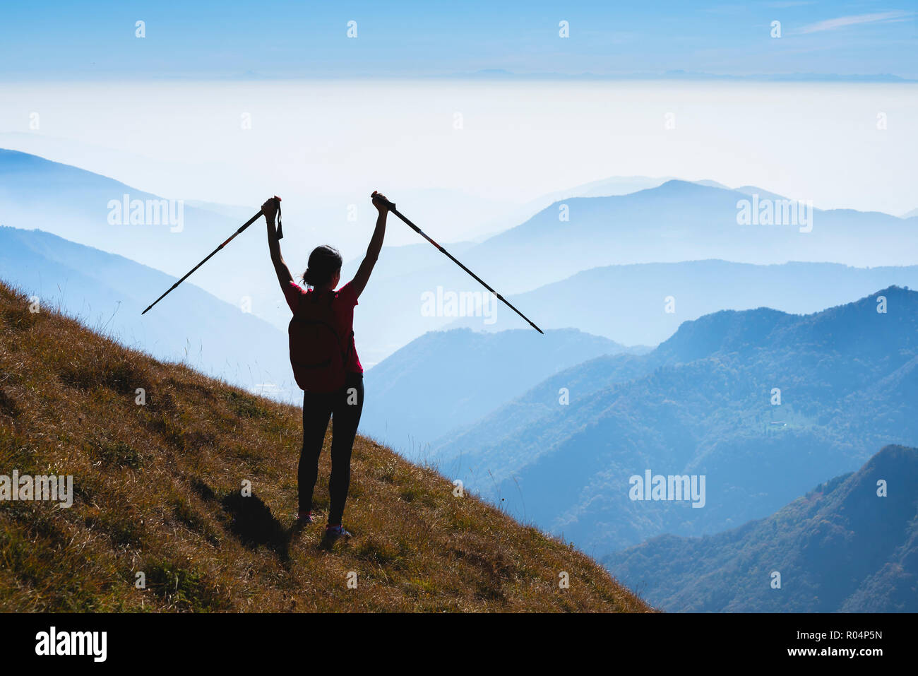 Vivre la liberté trekker Mountain, parc de l'Adamello, district de Lombardie, Province de Brescia, Lombardie, Italie, Europe Banque D'Images