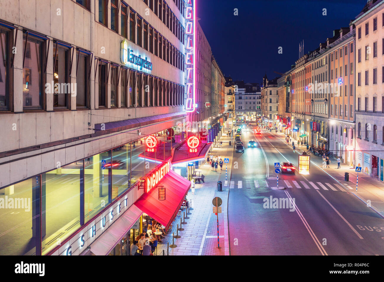 Kungsgatan (Kings Street) dans Norrmalm dans la nuit avec un tout premier cinéma théâtre en Suède Biograf Rigoletto sur le côté gauche, Stockholm, Suède Banque D'Images
