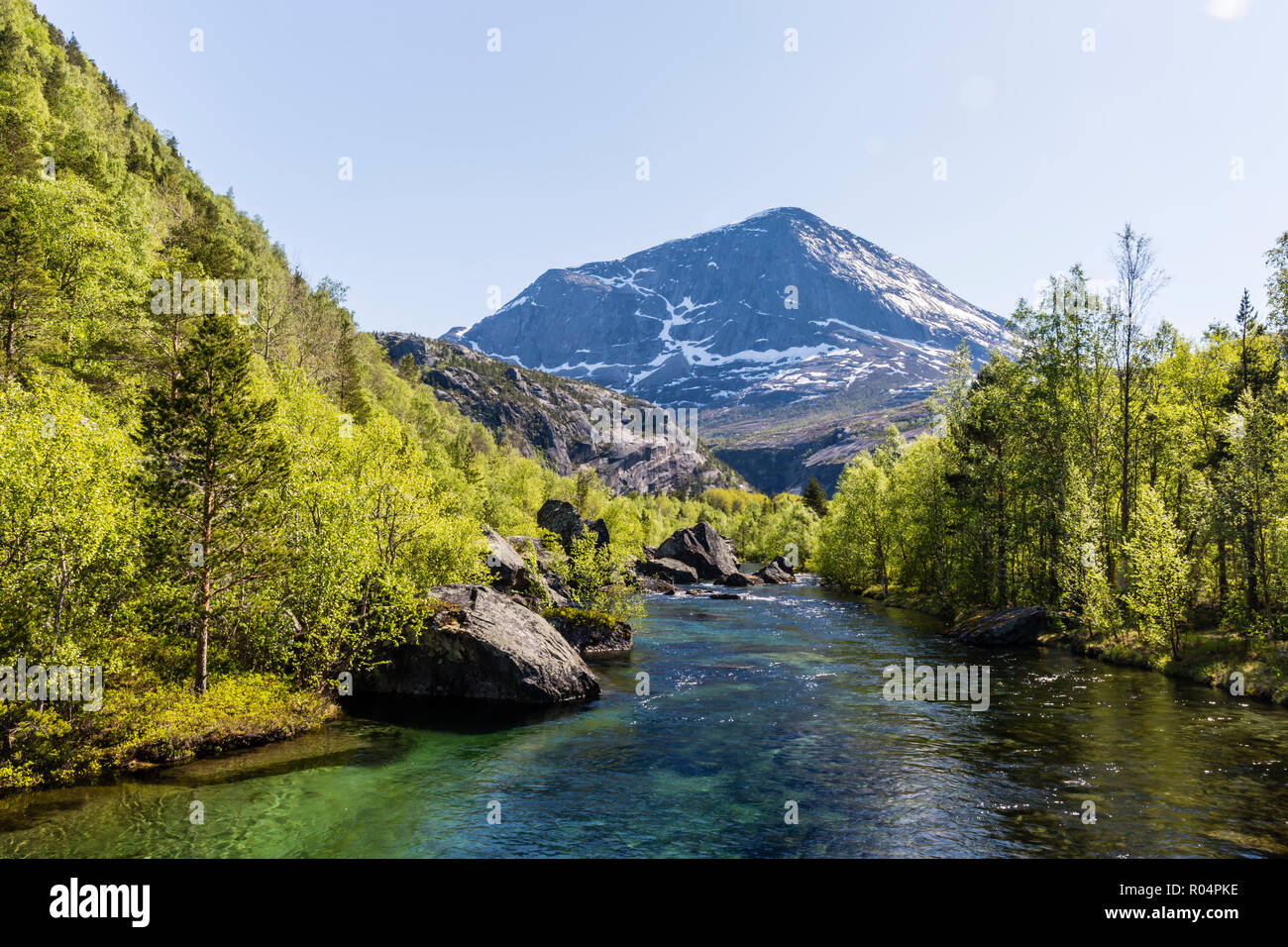 Faire fondre la glace river serpente à travers la forêt secondaire dans Hellmebotyn, Tysfjord, Norway, Scandinavia, Europe Banque D'Images