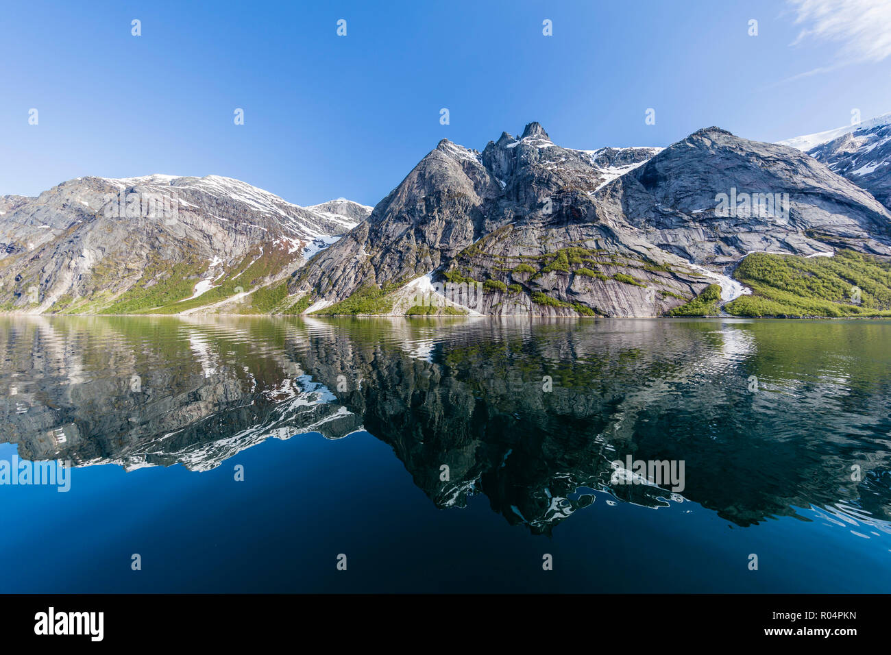Montagnes enneigées reflète dans les eaux calmes du fjord, profondément à l'intérieur d'Melfjord, Norway, Scandinavia, Europe Banque D'Images Montagnes enneigées reflète dans les eaux calmes du fjord, profondément à l'intérieur d'Melfjord, Norway, Scandinavia, Europe Banque D'Images