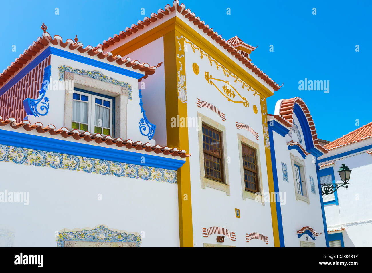 Maisons Blanches avec décoration colorée, Ericeira, Côte de Lisbonne, Portugal, Europe Banque D'Images