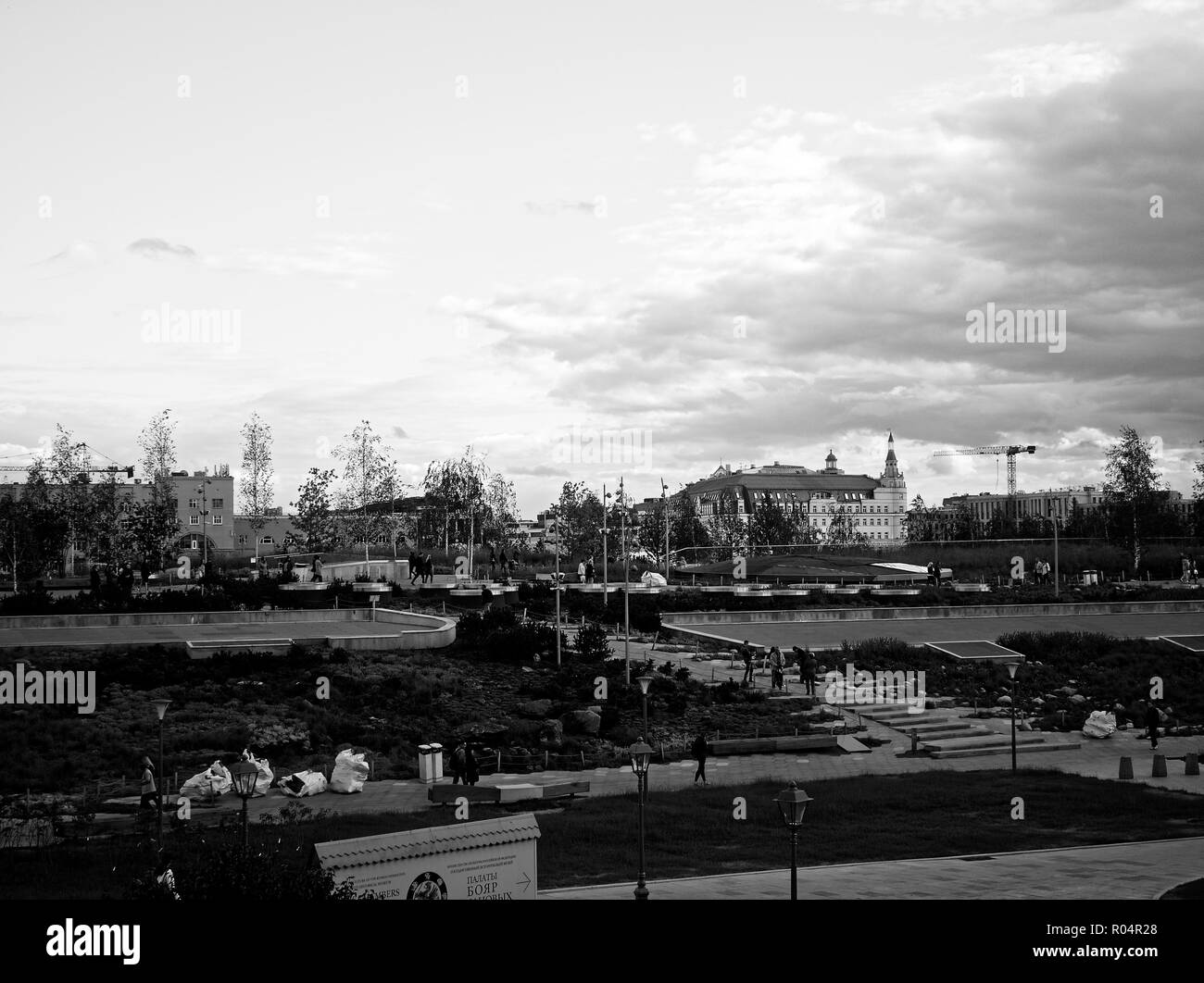 Zaryadye Park à Moscou en été, photo en noir et blanc Banque D'Images