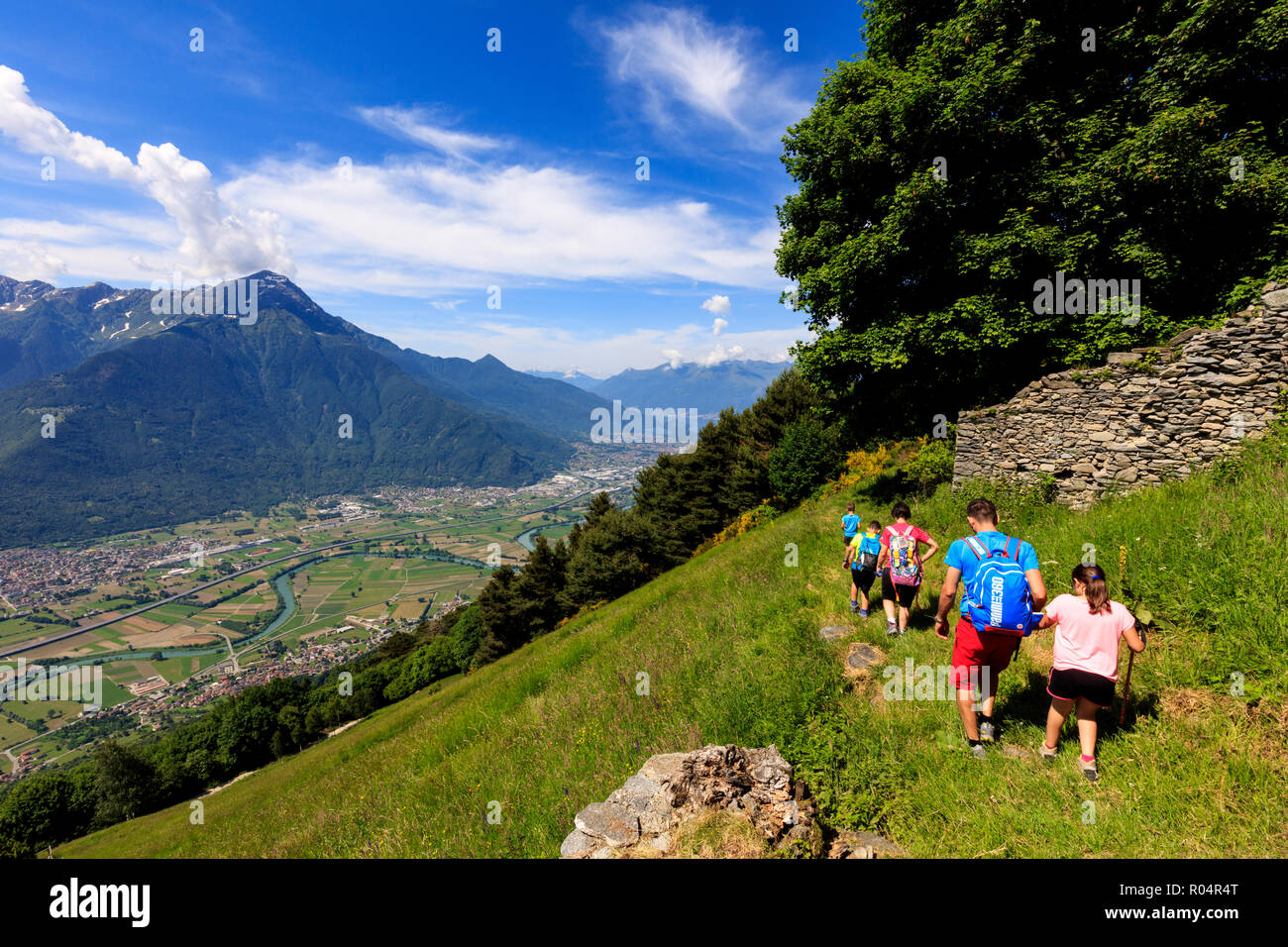 Famille avec enfants à pied sur le sentier jusqu'à l'Alpe Bassetta, Valtellina, province de Sondrio, Lombardie, Italie, Europe Banque D'Images