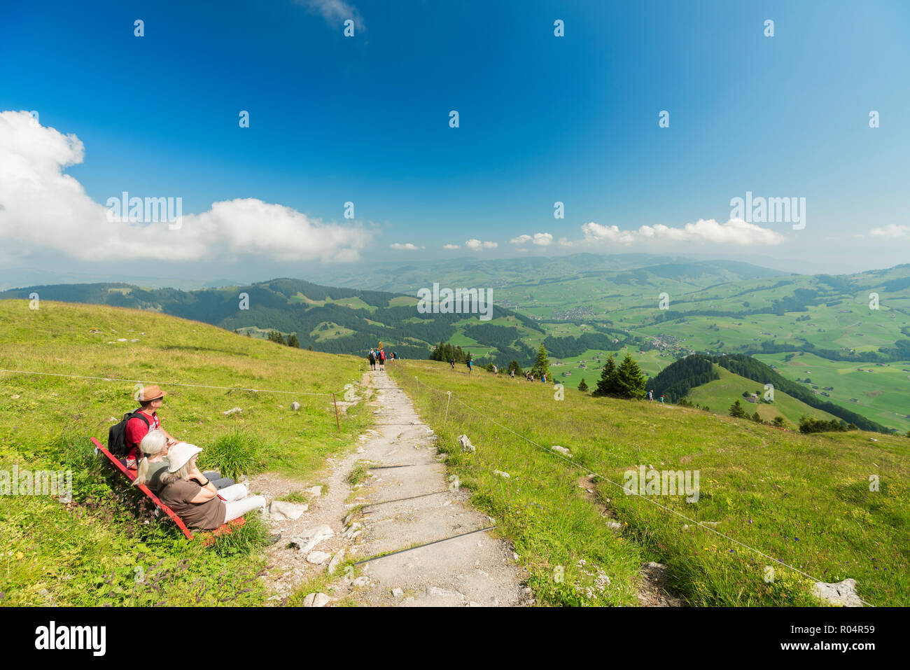 Les gens sur un banc dans la verte vallée de Löwen à vers Appenzell Schwende et, Appenzell Rhodes-Intérieures, Suisse, Europe Banque D'Images
