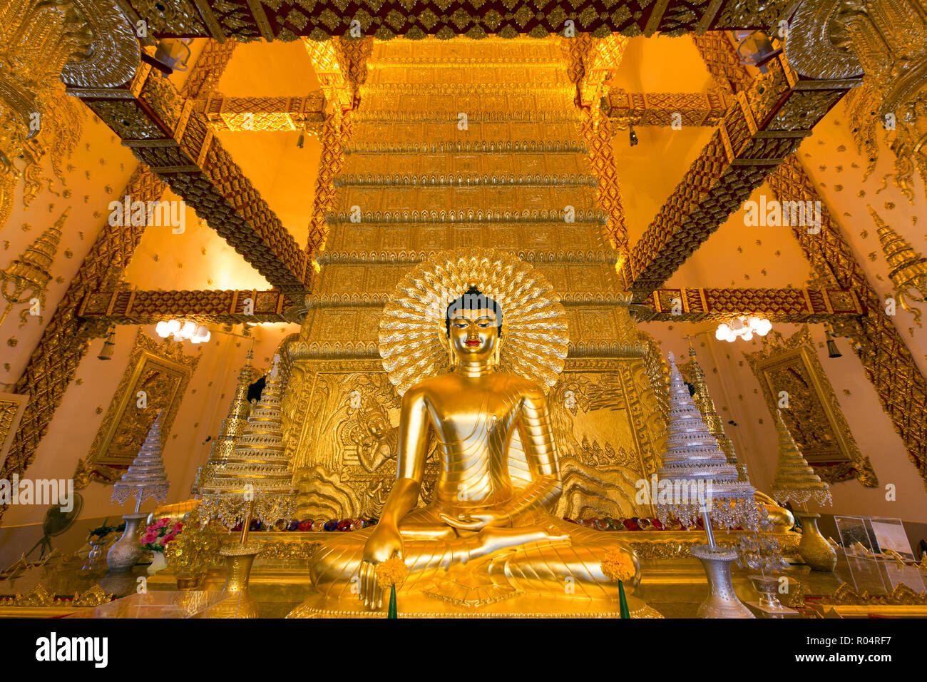 Statue du Bouddha d'or à l'intérieur du temple Wat Phrathat Nong Bua à Ubon Ratchathani, Thaïlande Banque D'Images