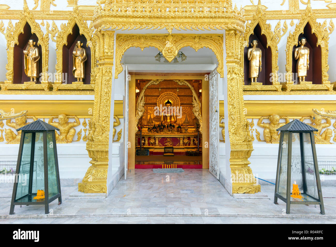 Entrée du temple Wat Phrathat Nong Bua à Ubon Ratchathani, Thaïlande Banque D'Images