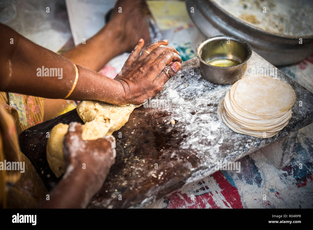 Portrait d'une femme indienne faire chapati à fort Kochi (Cochin), Kerala, Inde, Asie Banque D'Images